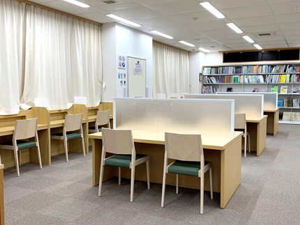 足立区立鹿浜図書館の自習室