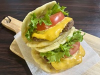 フライパンでお手軽! 手作りバンズのミニバーガー